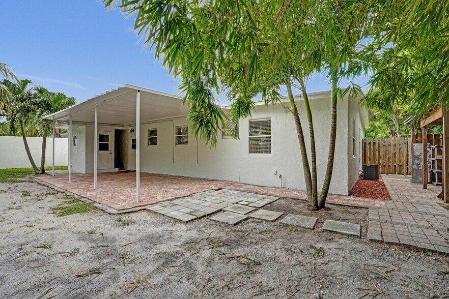 Building Photo - 1205 S Lake Dr