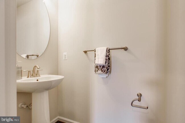 Building Photo - 7201 Thackley Way