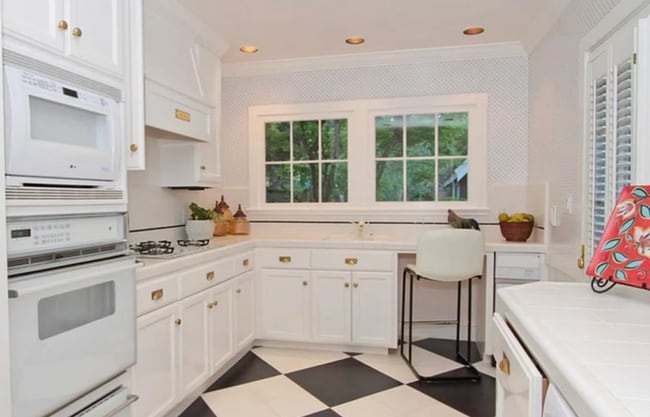 Building Photo - Charming Home w/ Beautifully Landscaped Ya...