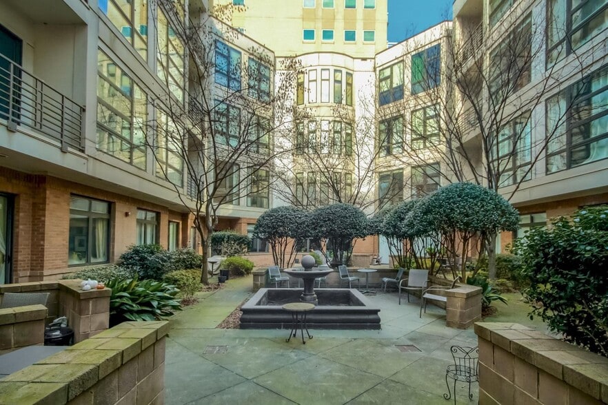 Building Photo - 525 E 6th St