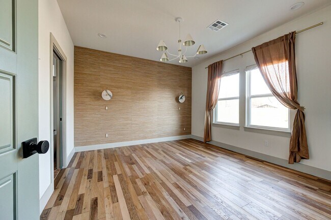 Building Photo - Unique home in OKC