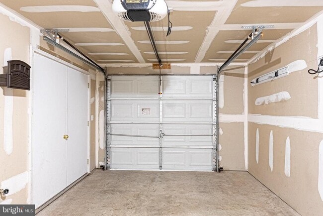 Building Photo - 48 S Poplar St