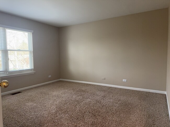Building Photo - 552 Fairfax Ln
