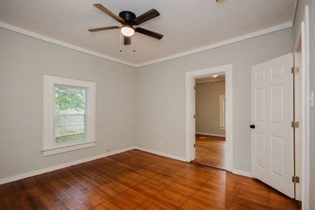 Building Photo - Move-in special: 50% off 1st month's rent – Newly Renovated 2 Bedroom Home!
