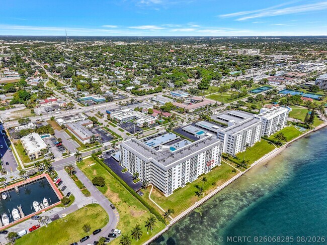 Building Photo - 301 Lake Shore Dr