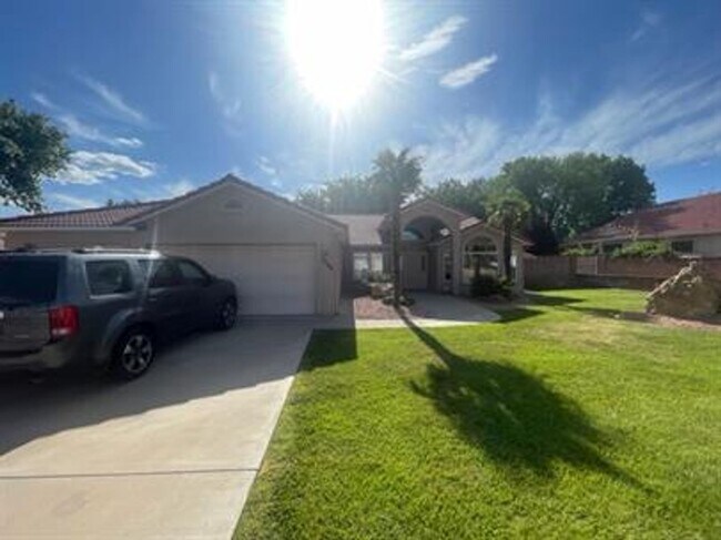 Building Photo - Bloomington Beauty!  6 month lease
