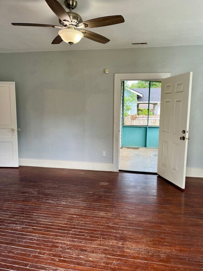 Building Photo - Charming Cottage in the Heart of Hammond! ...