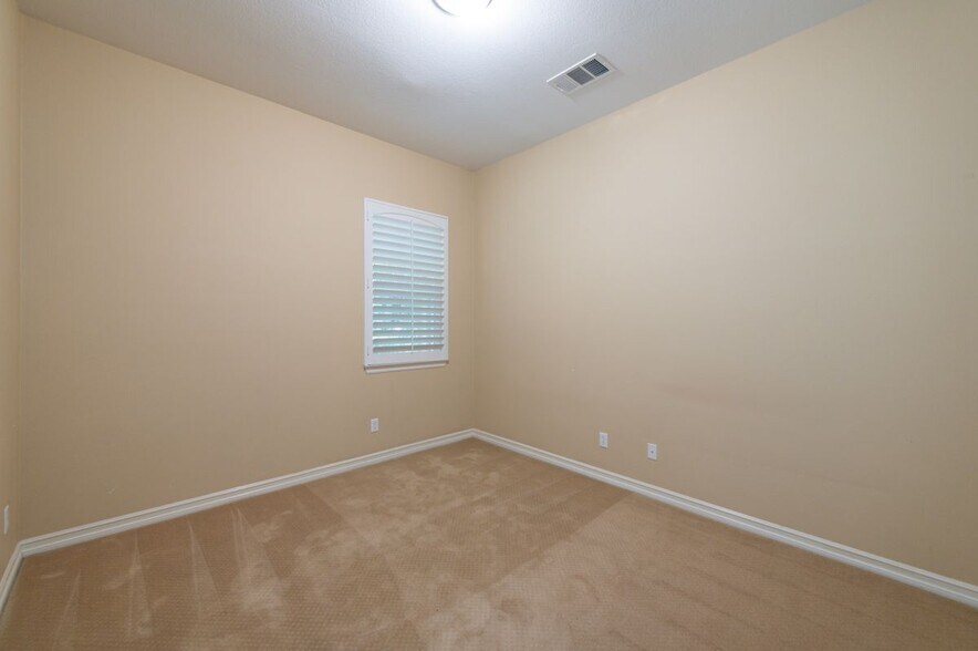 Building Photo - 15519 Sonora St