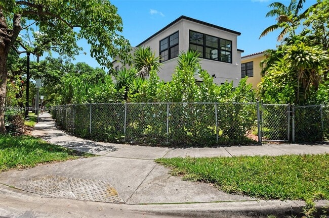 Building Photo - 4222 NE 1st Ave
