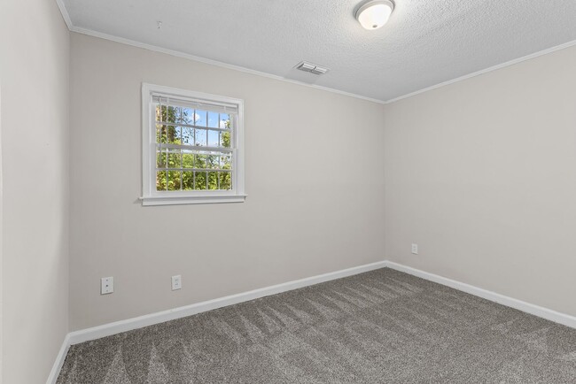 Building Photo - Stylish & Newly Renovated 4 Bedroom 2 Bath...