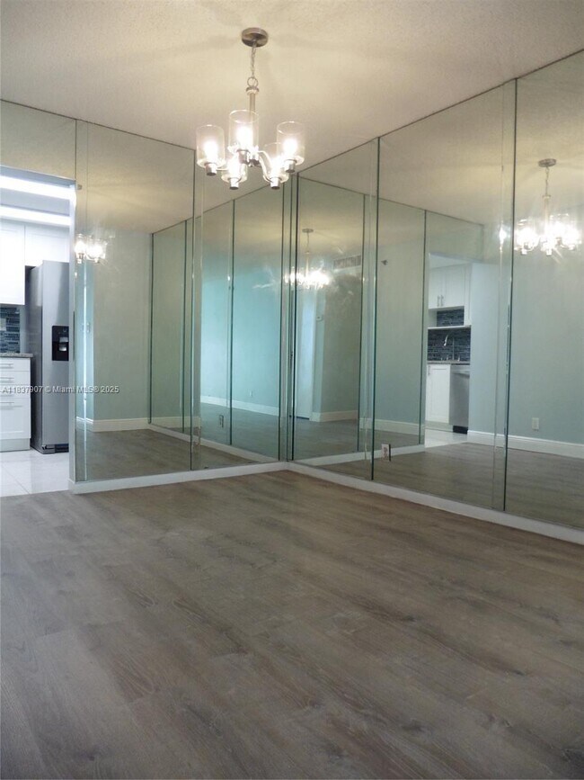 Building Photo - 2625 Collins Ave