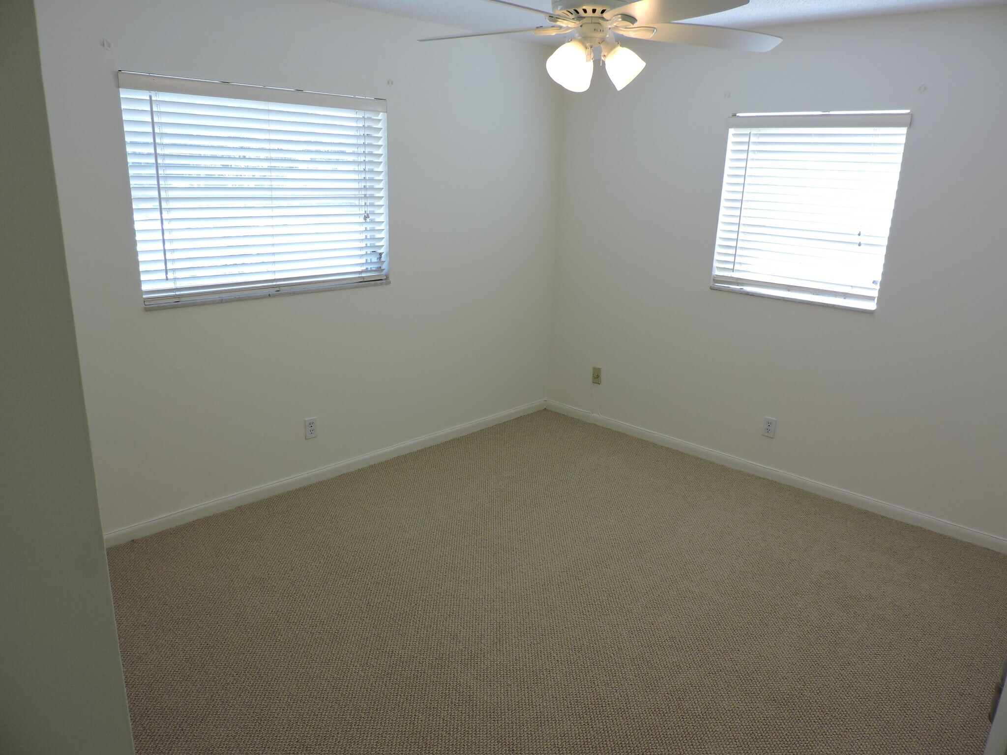 bedrooms have new laminate flooring - 9046 SE Parkway Dr