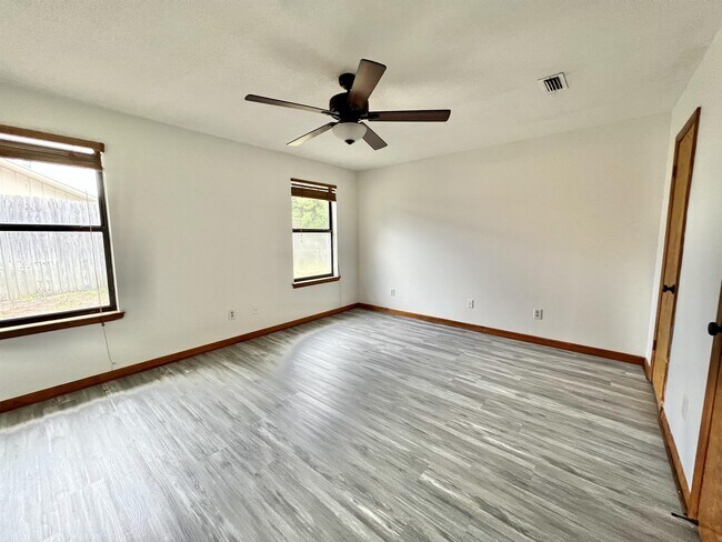 Building Photo - 413 Primrose Cir