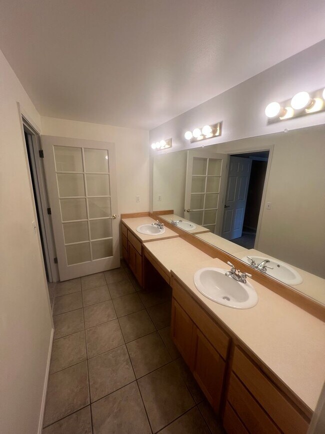 Building Photo - Great Single level Home!