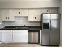 Building Photo - 653 Bishop Dr