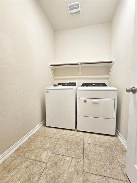 Building Photo - 637 Palmilla St