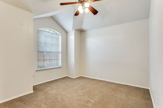 Building Photo - A Beautiful Blend of Comfort and Charm — 3 bd/2 Bath; Ready to lease in Vista West!
