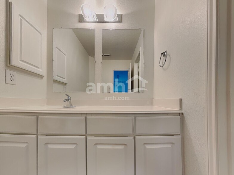 Building Photo - 15515 Elm Leaf Pl