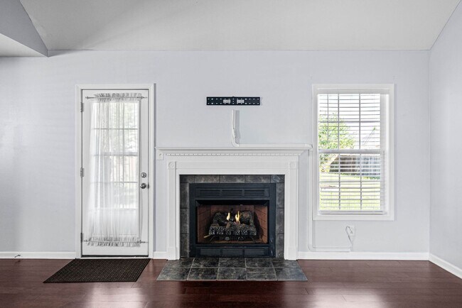 Building Photo - Pet Friendly Three Bedroom!