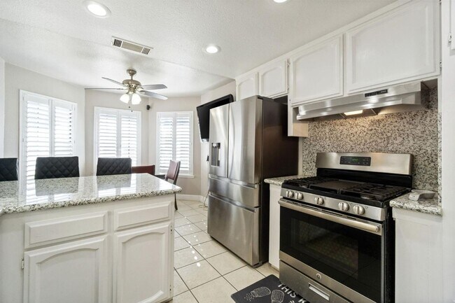 Building Photo - North Fresno 3/2