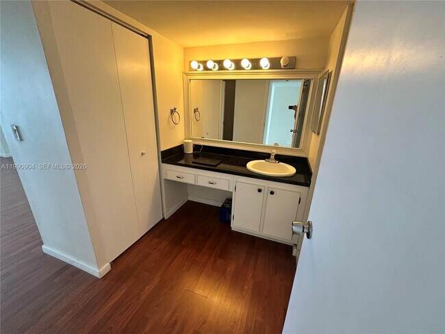 Building Photo - 100 Bayview Dr