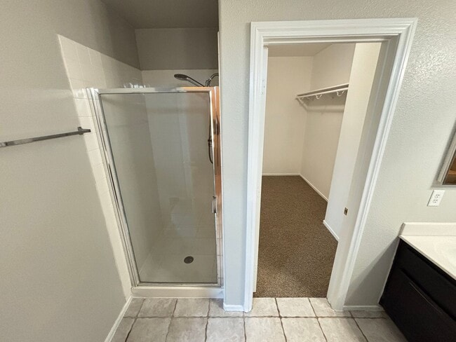 Building Photo - Spacious 3Bed/3Bath Two Story Home Located...