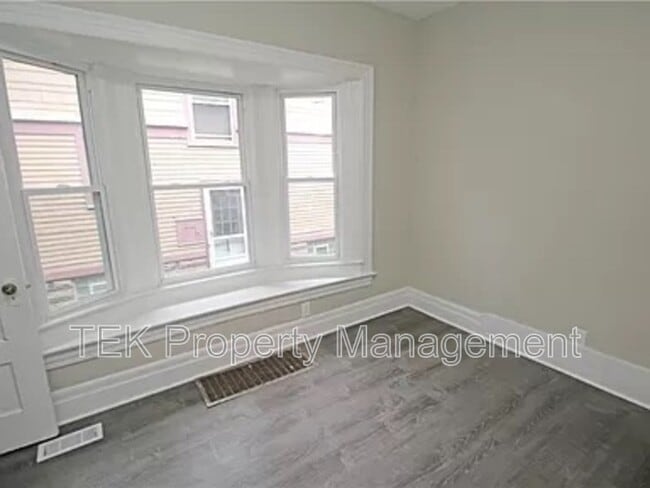 Building Photo - 128 Roslyn St