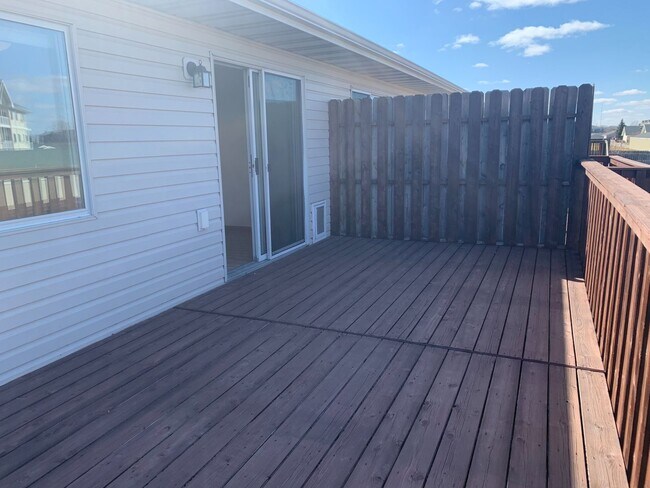 Building Photo - 3 bed Twinhome!!