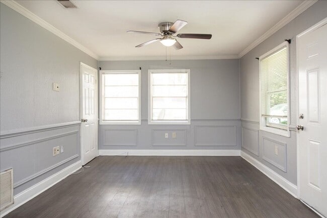 Building Photo - 3bd/1ba w/ Side Porch and Fully Fenced In Backyard!