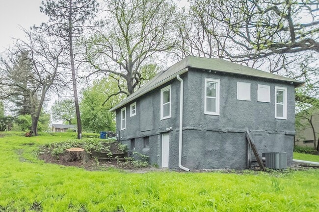 Building Photo - Adorable 2 Bedroom 1 Bath