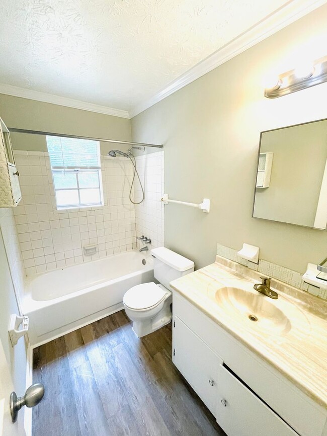 Building Photo - ** 3 Bed 1 Bath located in Woodley Park * ...