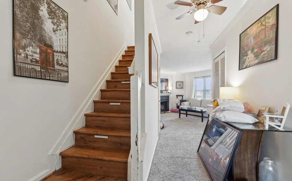 Building Photo - 8 Deer Run Ct