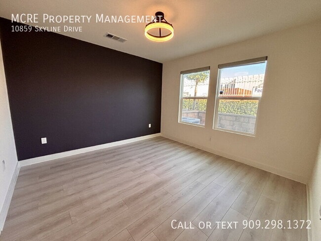 Building Photo - 10859 Skyline Dr