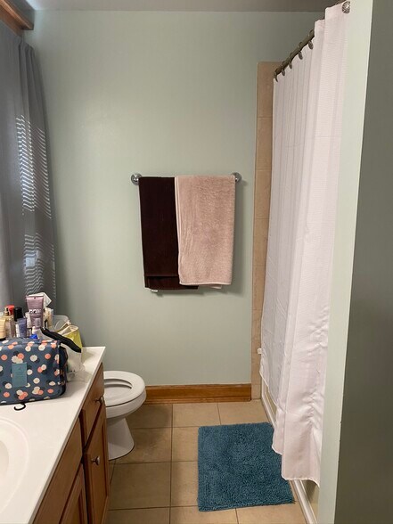 Bathroom 2 + Whirlpool tub - 917 W Margate Ter