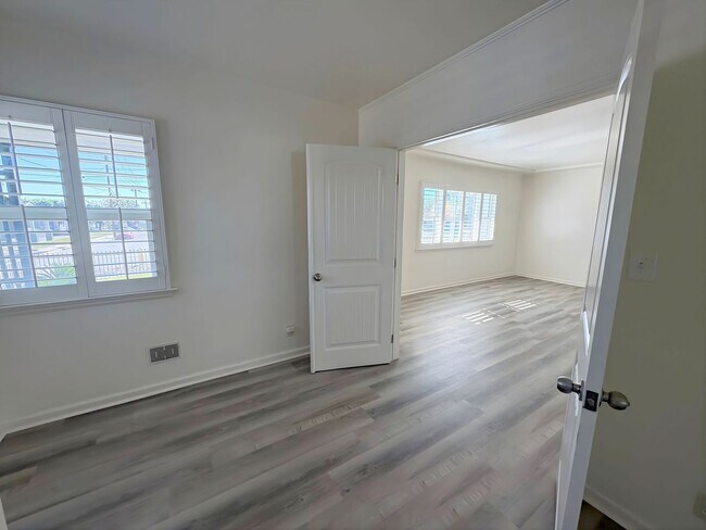 Building Photo - 587 E Arrow Hwy