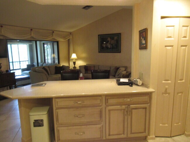 Building Photo - 4 Lexington Ln E