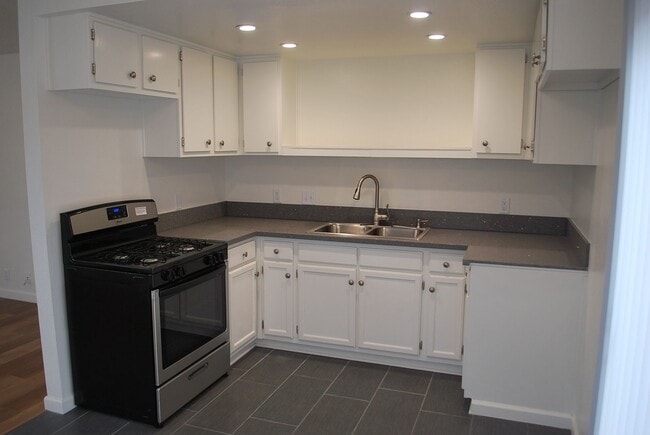 Building Photo - 822