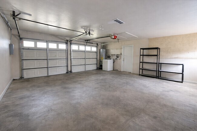 Building Photo - 1220 Kelving Way