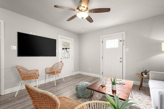 Building Photo - 918 W 3rd St