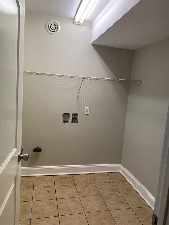Building Photo - Move in Ready Updated 4 bed 2 bath with ga...