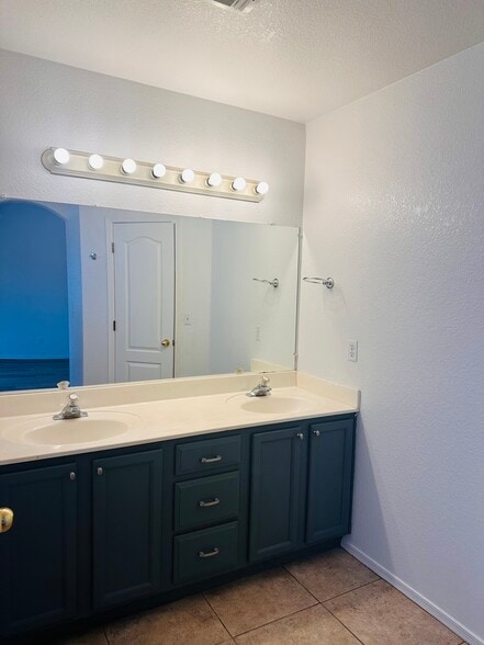 Building Photo - 2384 W Silverbell Tree Dr