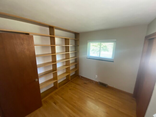 Building Photo - 692 Sueden Dr