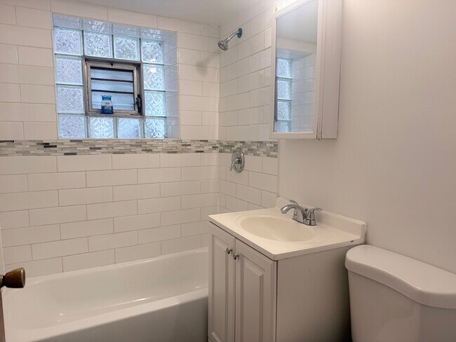Building Photo - 1633 W 38th St