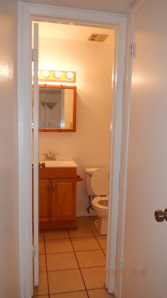 main bath - 563 N Santa Anna