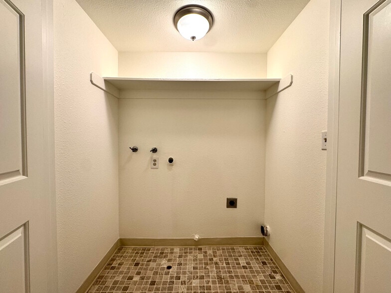 Laundry room - 983 E Foxhill Dr