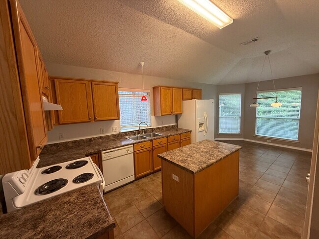 Building Photo - Charming 3 Bedroom Haven with 2 Full Baths in Fort Worth. Spacious 1748 Sq. Ft. Retreat on Comfor...