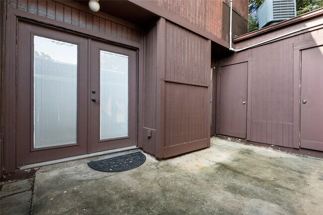 Building Photo - 5921 Arncliffe Dr