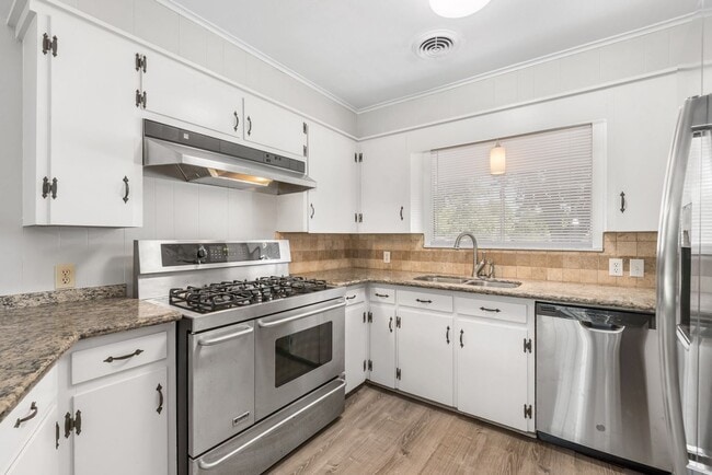 Building Photo - AUGUST PRE-LEASE Centrally Located Updated...