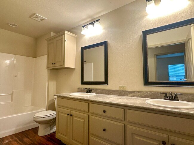 Building Photo - Great 3/2/2 in South Lubbock!