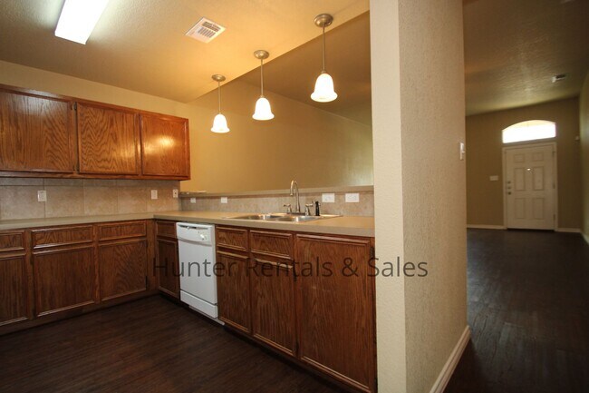 Building Photo - Spacious Duplex